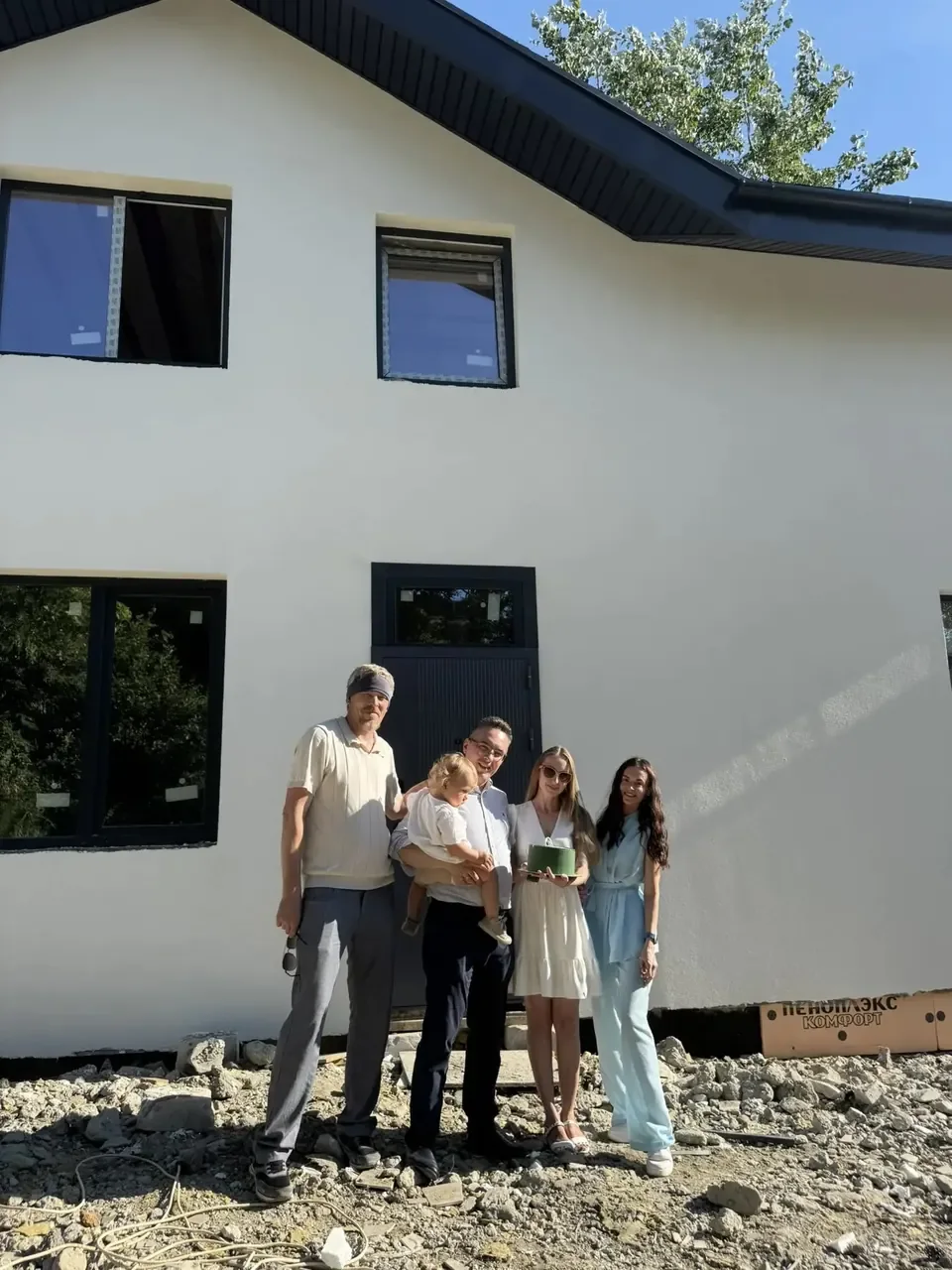 Передача ключей семье К у построенного дома